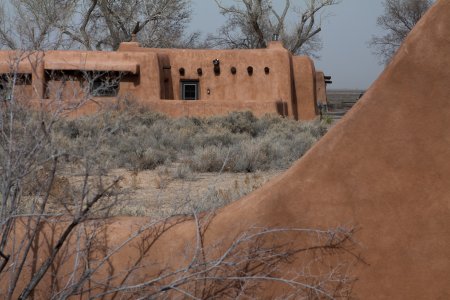 Adobe stijl bebouwing bij het visitor center van White Sands